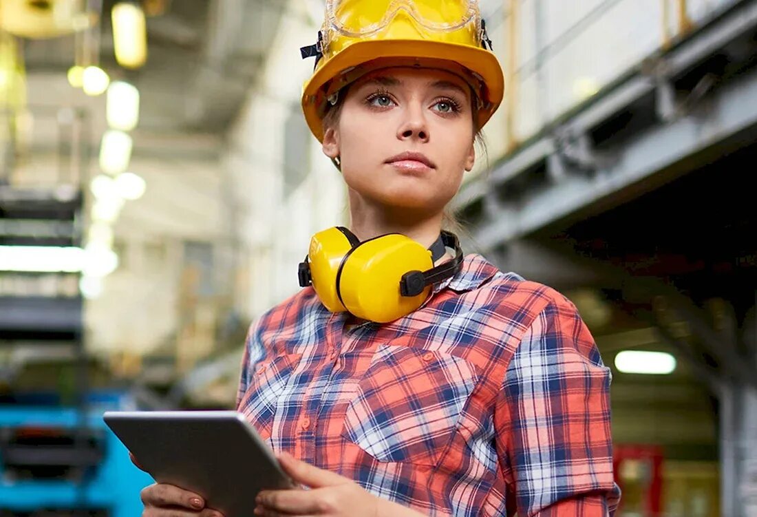 Грустный строитель. Включи рабочего. Прораб на стройке. Подсобный рабочий на стройку. Рабочие на стройке.