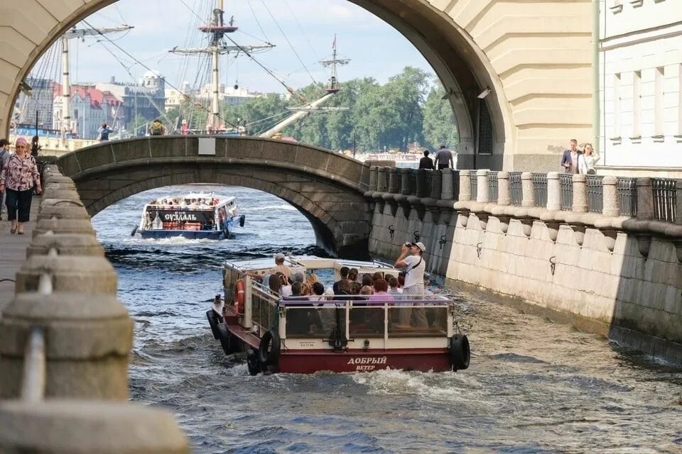 Кораблики спб цена. Экскурсии на кораблике в Санкт-Петербурге по рекам и каналам. Речной трамвайчик в Санкт-Петербурге. Речные трамвайчики в Санкт-Петербурге у Петропавловской. Речной трамвайчик Питер.