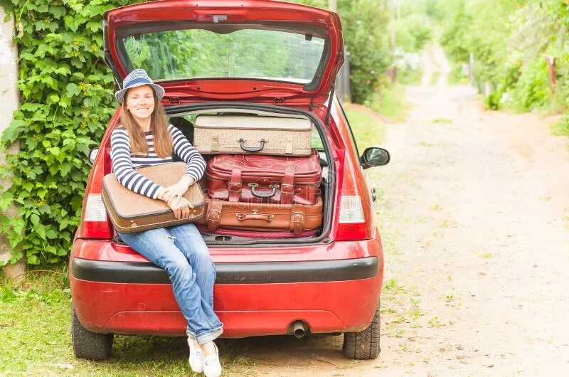 Авто чемодан. Девушка с чемоданом на авто. Чемоданы в отпуск и машина. Авто чемоданы отпуск. Еду в отпуск на машине