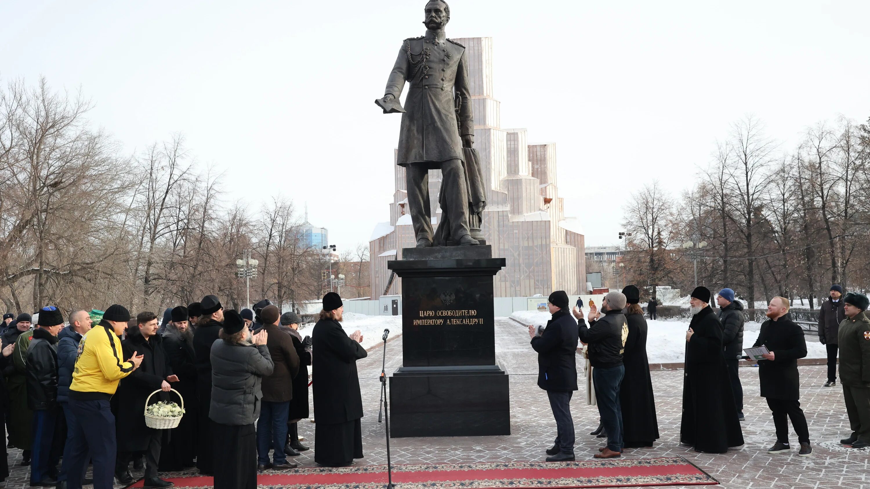 Открыли памятник александру. Памятник на алом поле в Челябинске Александру. Памятник Александру 2 в Челябинске на алом поле. Памятник Александру II В Челябинске. Памятник царю-освободителю Александру II на алом поле.