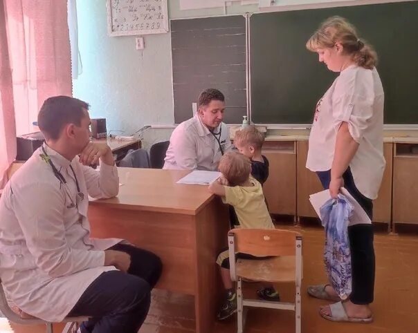 Врачи новомосковска отзывы. Врач в школе. Специалисты в школе. Школа 14 Новомосковск. Педиатр в школе.