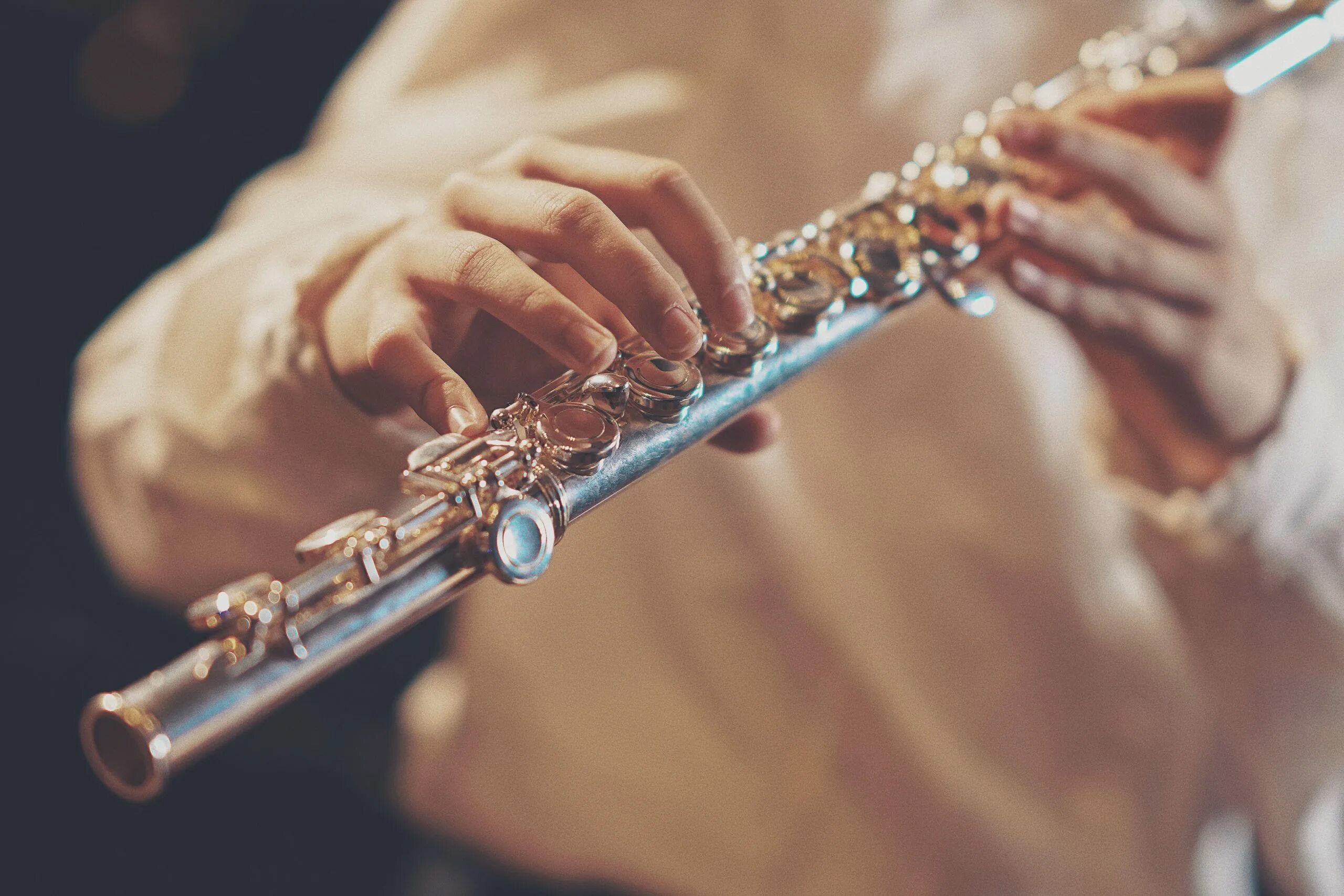 Playing flute. Флейта бансури музыкальный инструмент. Флейта Эстетика. Красивые фотографии флейты.