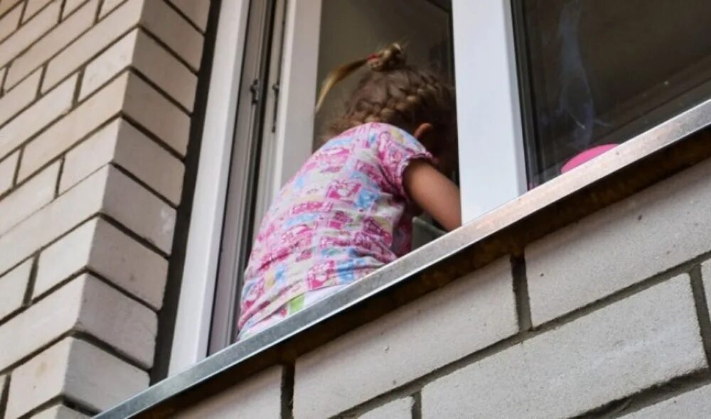 Случайно попавшая мамой. Ребенок на балконе. Ребенок у окна. Дети падают из окон.