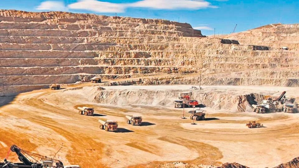 Горнодобывающая промышленность юар. Драгоценные металлы золото и серебро. Золото и серебро. Золото сульфидно кварцевые руды. Добыча рудного золота.