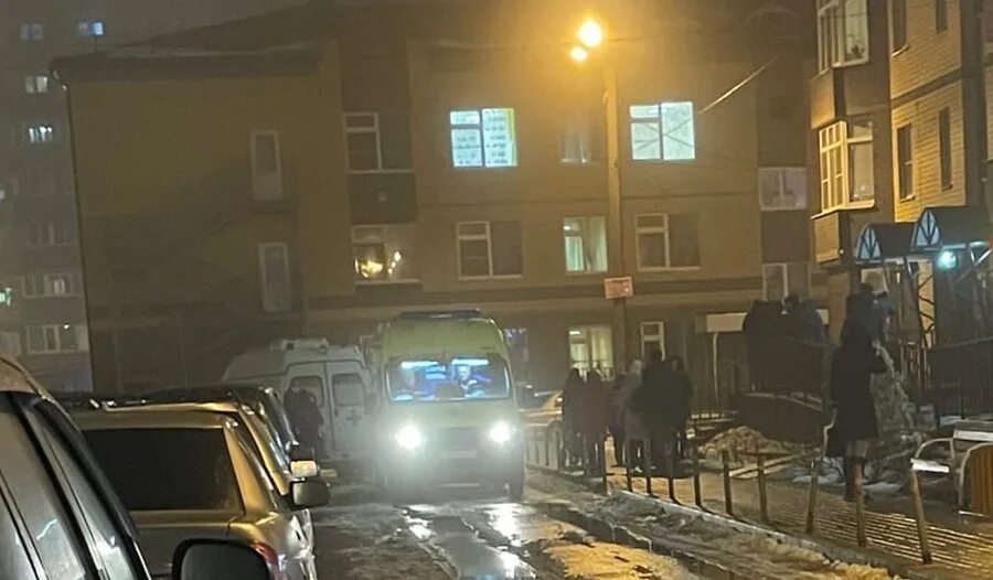 Воронеж выпавший из окна. В воронеже парень выбросился из окна. в воронеже мужчина выбросился из окна 17 этажа.