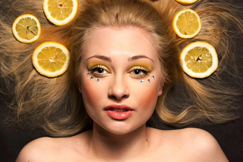 Lemon beauty. Lemon beauty. Маска для лица белок с лимонным соком и. Лимонные девушки. Девушка с лимоном.
