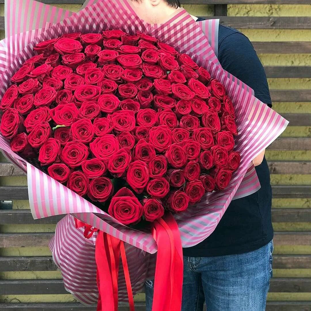 Букет роз 100 штук. Королевский рубин розы 101 роза. Букет роз 100 штук. Букет роз 100 штук. Букет роз 100 штук.