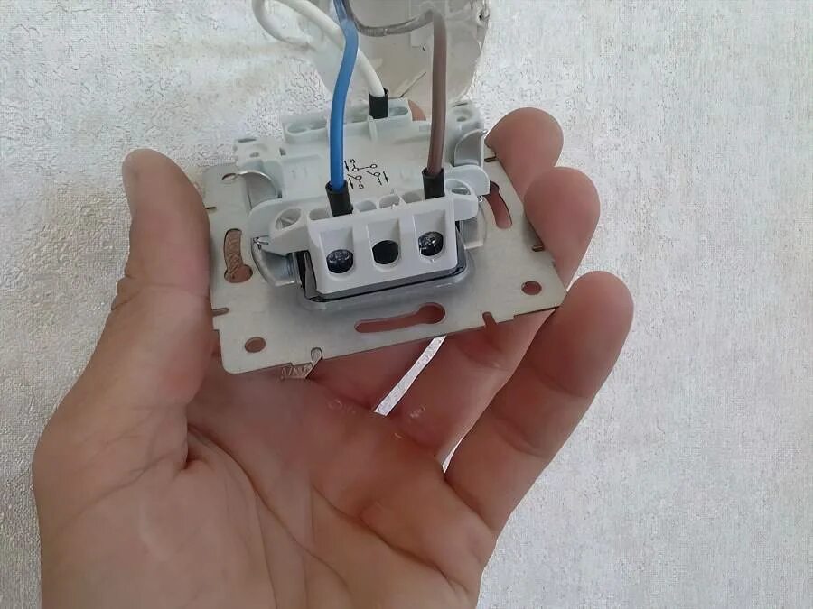 Схема подсоединения двойного выключателя на 3 лампочки. Двойной выключатель два провода. Схема подключения люстры с двойным выключателем на 2 лампы. Схема расключения 2 клавишного выключателя. Схема подсоединение проводов двойных выключателей.