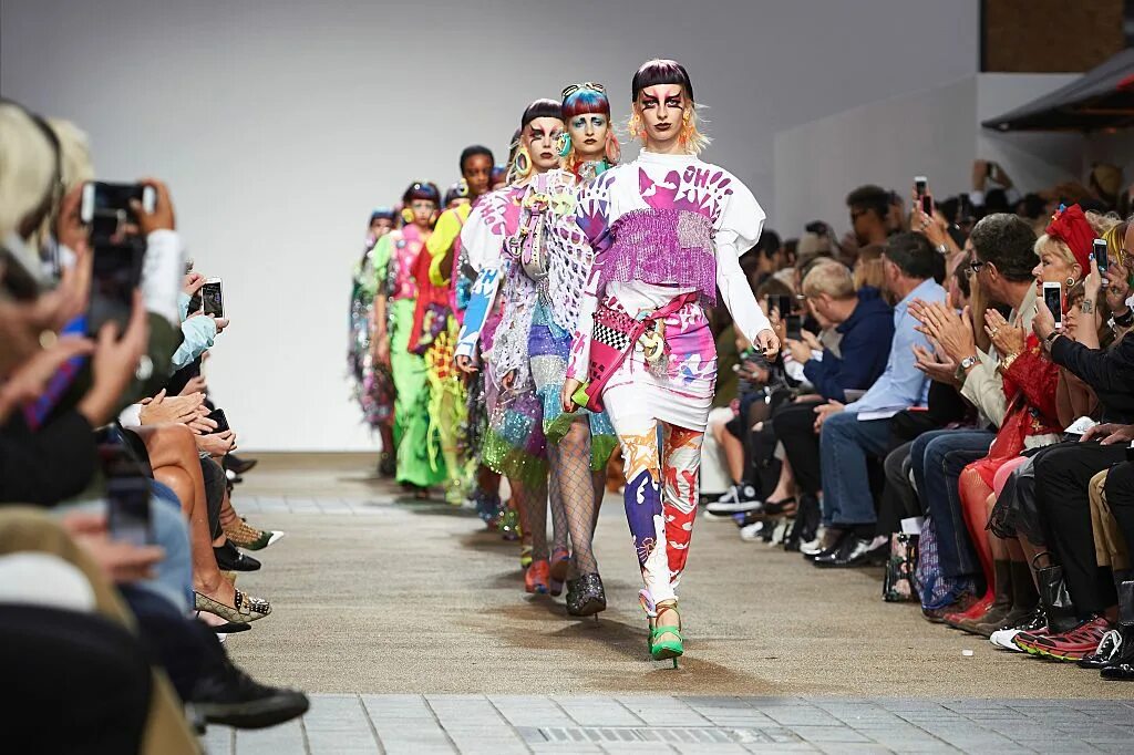Burberry показ 2023. Показ burberry prorsum 2019. London fashion show. Показ мод яркие наряды. Лондон фэшн вик 2022.