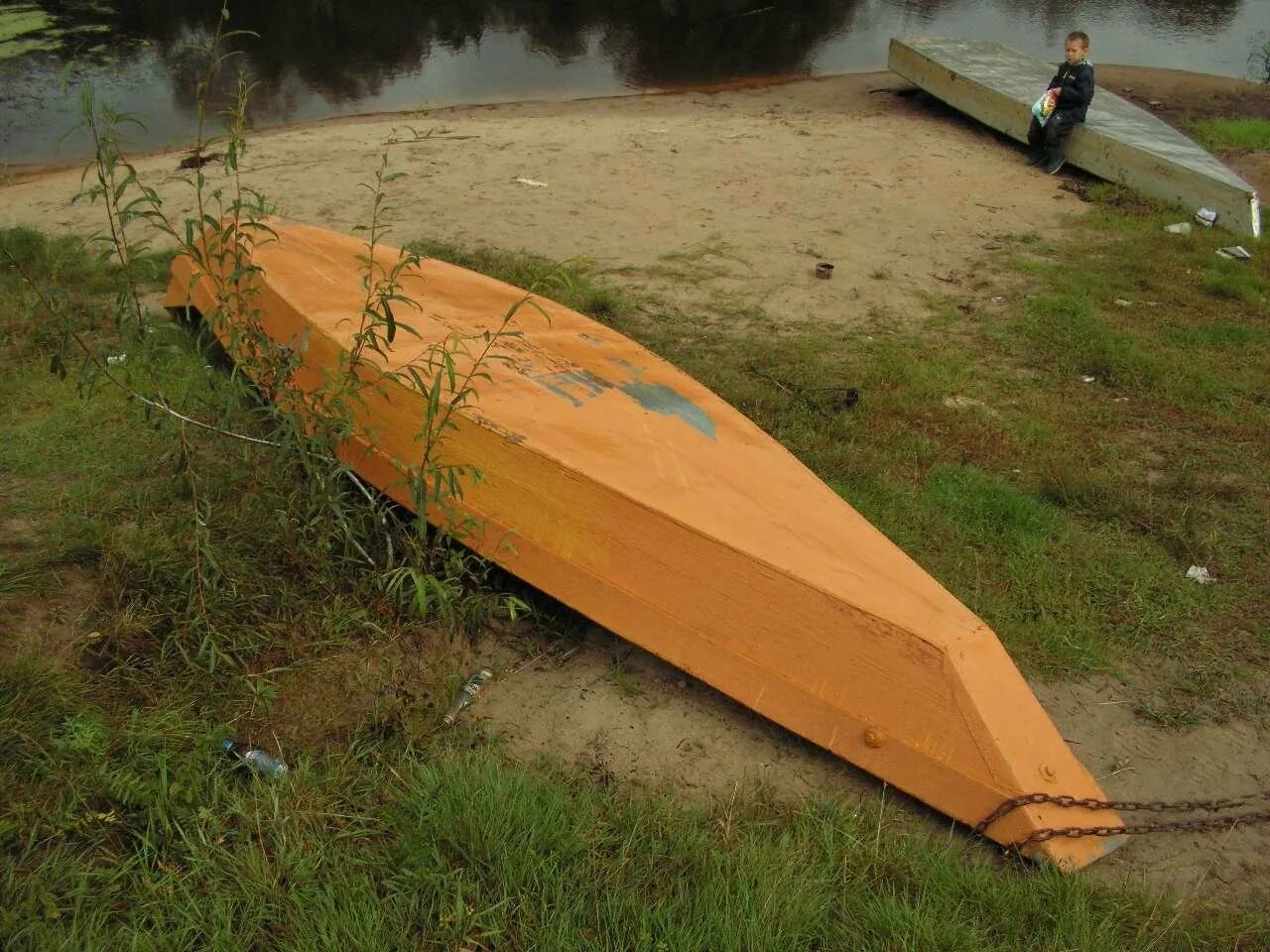 Wooden волжский. Деревянная лодка для мелководья. Длинная деревянная лодка. Лодка деревянная 6 метров. Лодка плоскодонка.