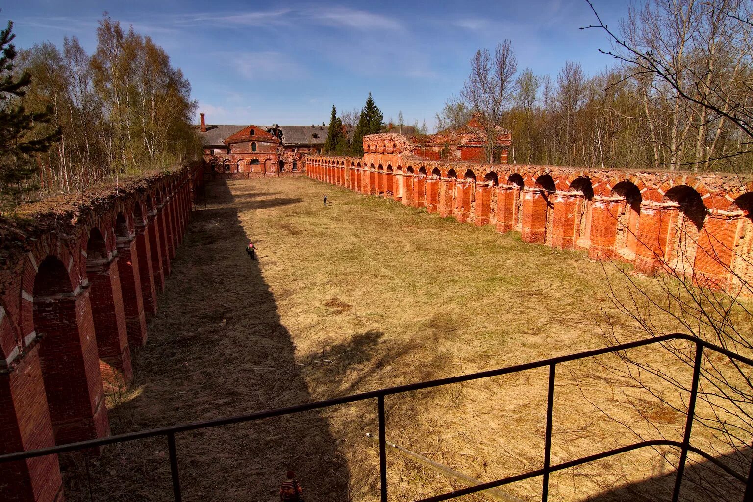 Аракчеевские казармы медведь. Медведь новгородская область казармы аракчеева. Новгородская губерния село медведь. Аракчеевские конюшни новоселицы. Аракчеевские конюшни новоселицы.