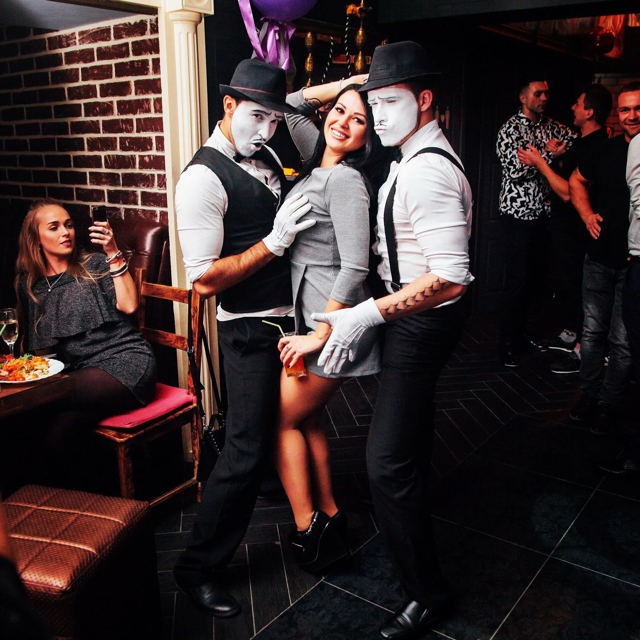 Рестобар икра. I van gogh на большой лубянке. Караоке амстердам саратов. Рестобар уфа ленина. Рестобар отзывы.