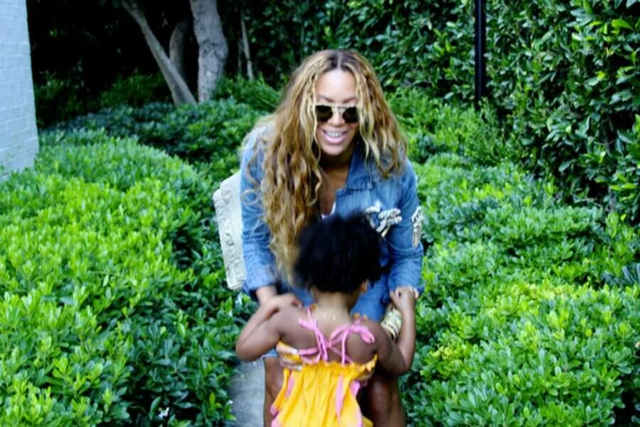 Beyonce daughter. Блю Айви дочь Бейонсе. Бейонсе с дочкой. Бейонсе с дочкой 2022. Дочь Бейонсе Блю Айви сейчас.