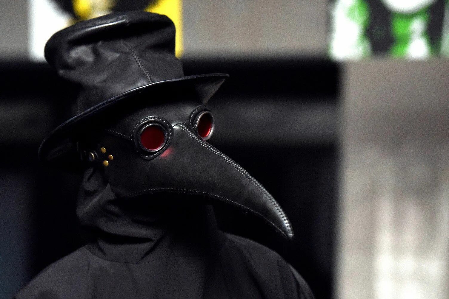 Доктор чума фильм. Чумной доктор настоящий костюм. Треуголка чумного доктора. Чумной доктор сериал. Маска чумного доктора из мгчд.