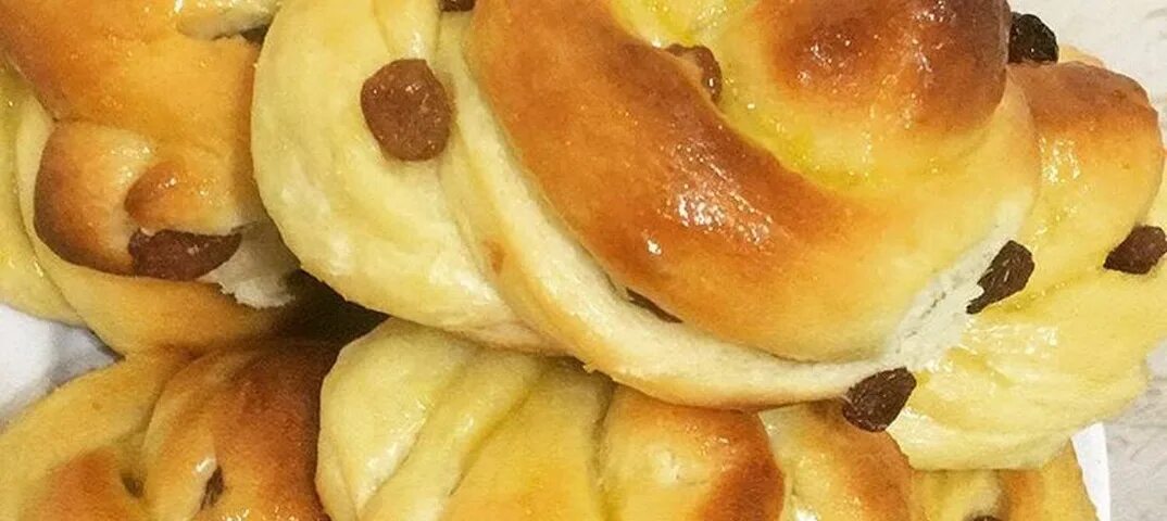 Красивые булочки с изюмом. Способы булочек с изюмом. Плюшки с изюмом. Булочки с творогом и изюмом. Плюшки с изюмом.