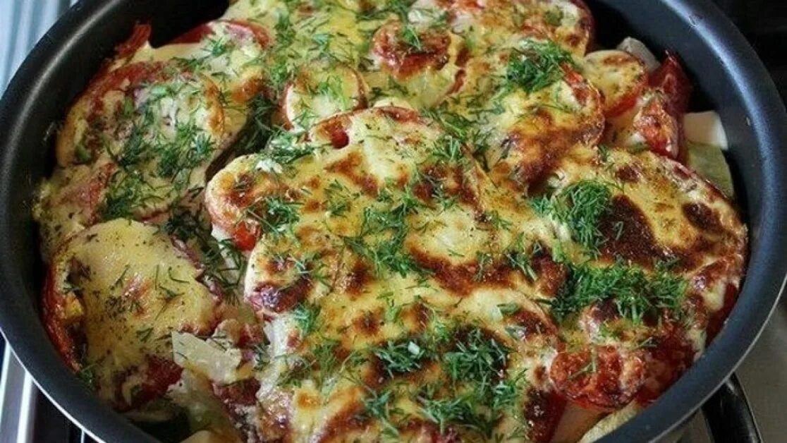 Рецепты быстро и вкусно с фото. Кабачки запеченные под соусом. Блюда из кабачков и помидоров. Запеченные кабачки с помидорами под соусом. Вкусный ужин из кабачков и картофеля.
