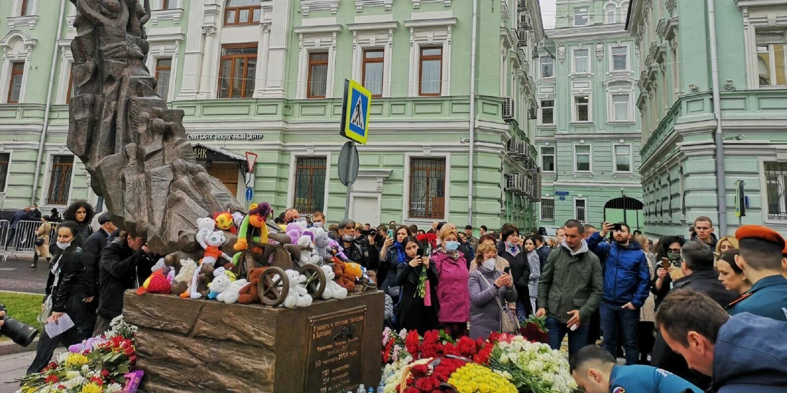 Линия трагедии. Памятник жертвам трагедии в беслане москва. памятник детям беслана в москве. мероприятия памяти жертв беслана. памяти жертв терроризма.