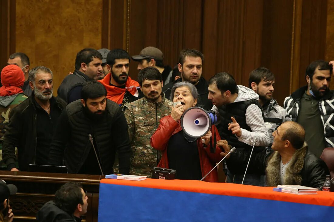 Армяне о пашиняне. Пашинян v parlamente. Беспорядки в парламенте Армении. Армения 2020.