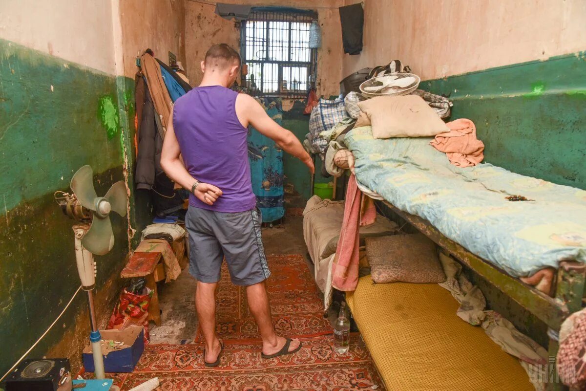 Сколько людей в сизо. Камера сизо. следственный изолятор камера. общая камера в сизо. камера сизо с заключенными.