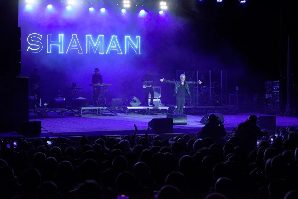 Шаман дал концерт. Шаман концерт. Shaman концерт. Концерт в Мариуполе 2023. Артист на сцене концерт.