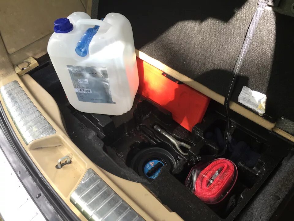 Модуль adblue на азс. Система adblue mercedes. Мерседес gl 350 бачок мочевины. Меган 4 бак adblue. Заправить мочевину.