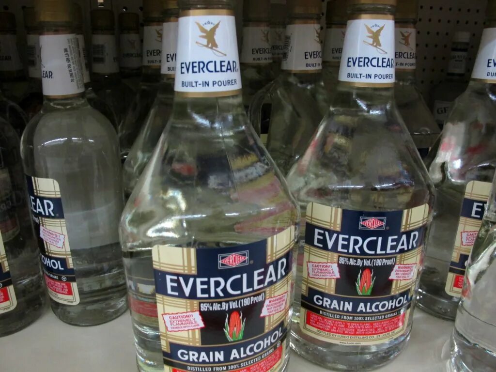 Самый крепкий алкоголь everclear. Самые крепкие алкогольные. Самый крепкий алкогольный напиток в мире. Bacardi ром самый крепкий. Самый крепкий ликер everclear.