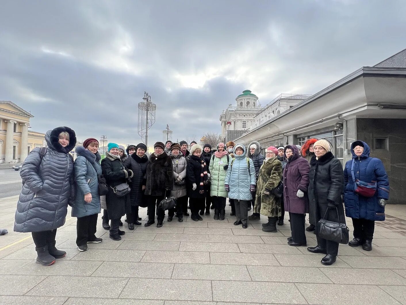 московское долголетие экскурсии по москве. пеший лекторий для пенсионеров. поездка в москву. люди подмосковья. московское долголетие экскурсии по москве.