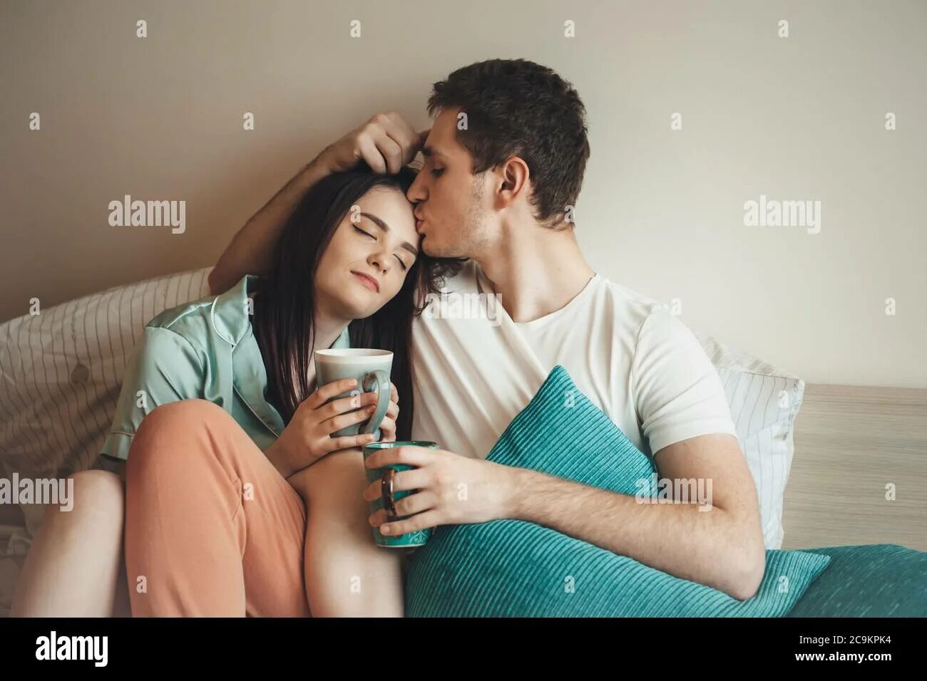 Постельное поцелую. Обнимаются пьют чай под одеялом. Люди целуются на кровати. Пить и обниматься. Обнимать и выпивать.