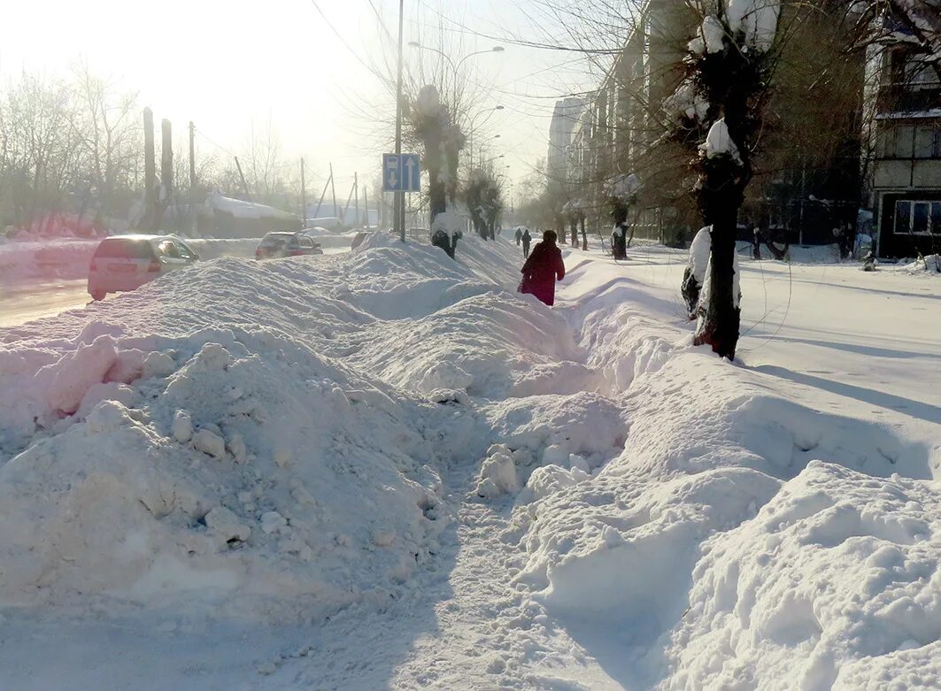 Сугробы на улице. Сугробы в городе. Снежные сугробы в городе. Сугробы на тротуаре.