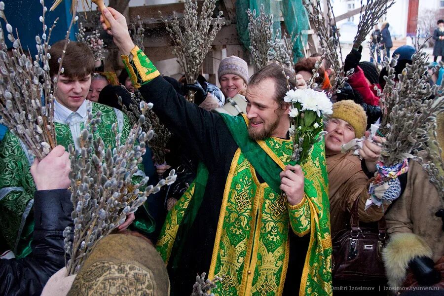 Освящение вербы. Вербное воскресенье празднование. Люди с вербами в храме. Освящение вербы в храме. Служба вербного воскресенья