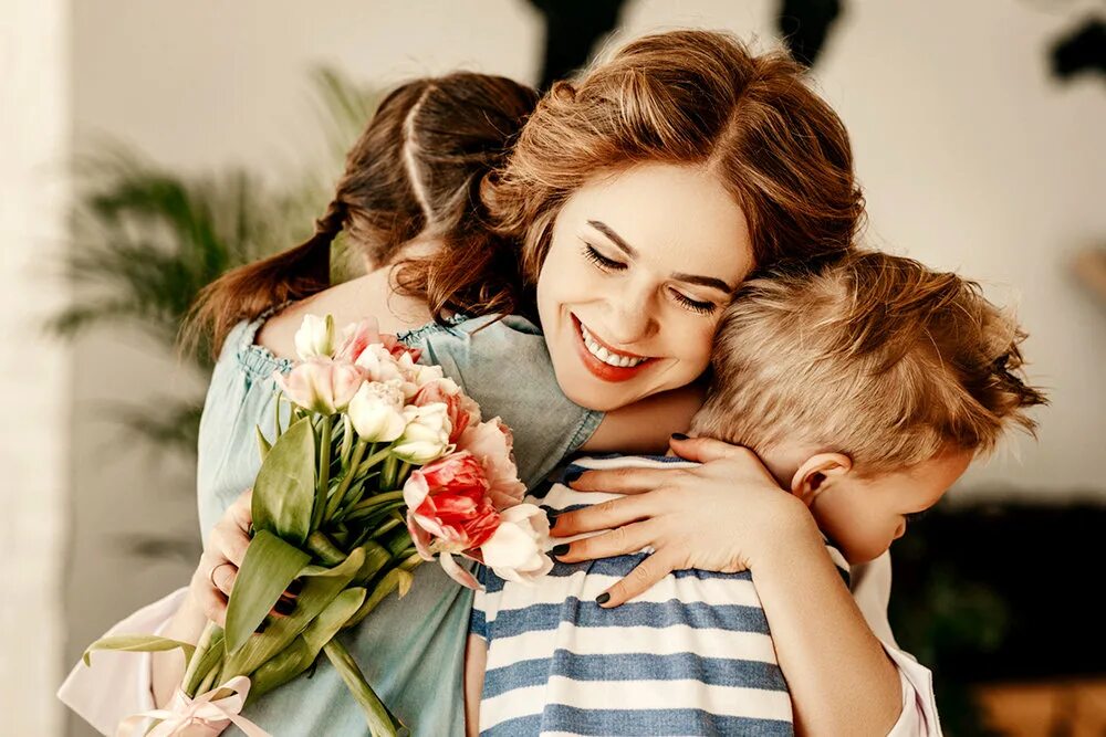 Маме в первую очередь. День матери в России. С днем мамы. Красивая мама с ребенком. Празднование дня матери.