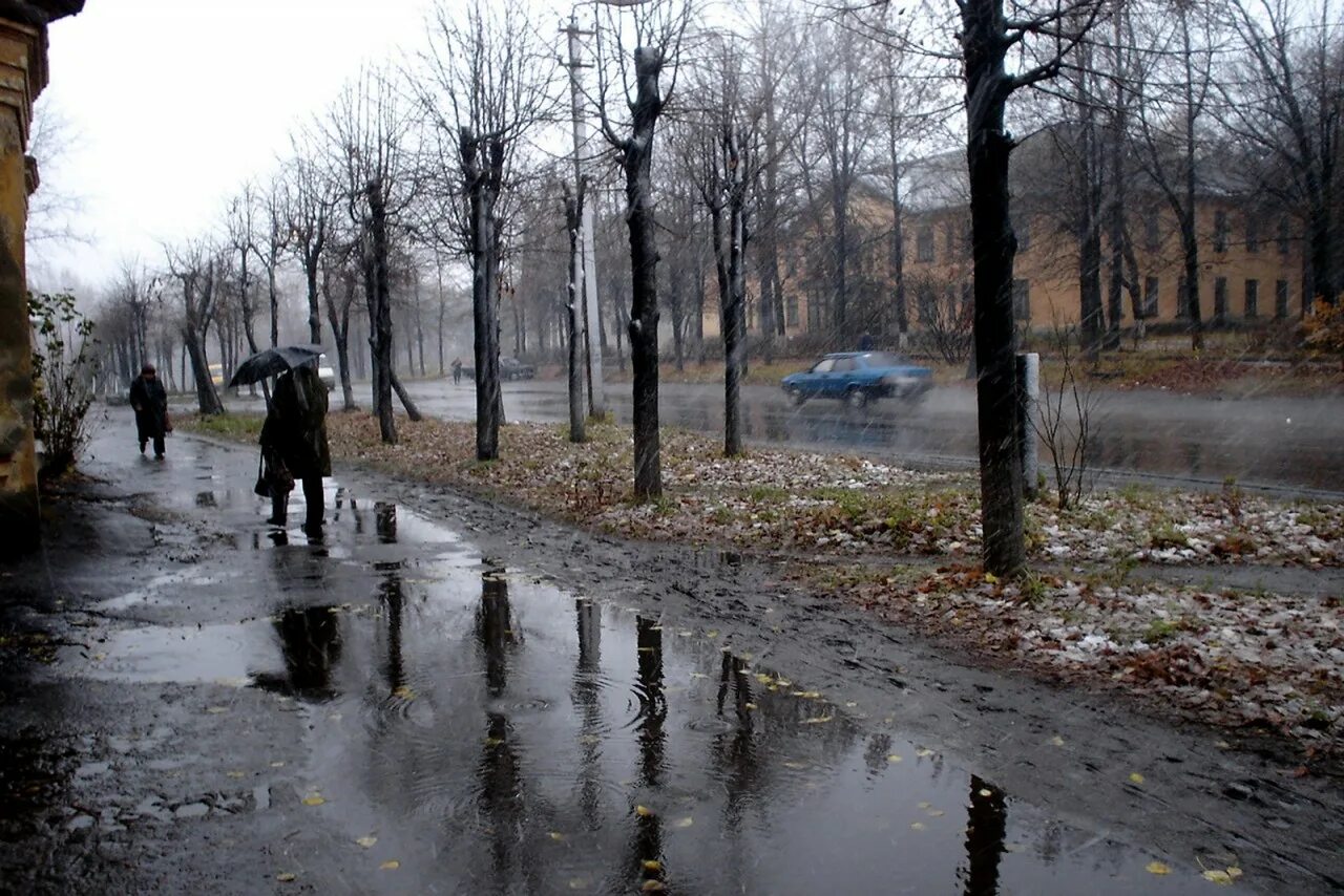 Поздняя осень в городе. Осенняя слякоть в городе. Хмурая осень в городе. Серая осень город. Пасмурный весенний день