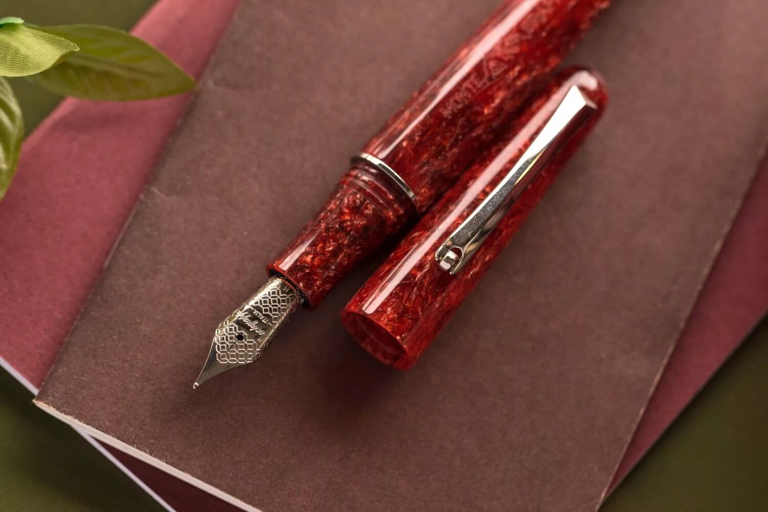 Перья для письма чернилами. Montegrappa Fountain Pens. Elmo01 Montegrappa. Перьевая ручка Montegrappa 18k750. Ручка перьевая Montegrappa красная.