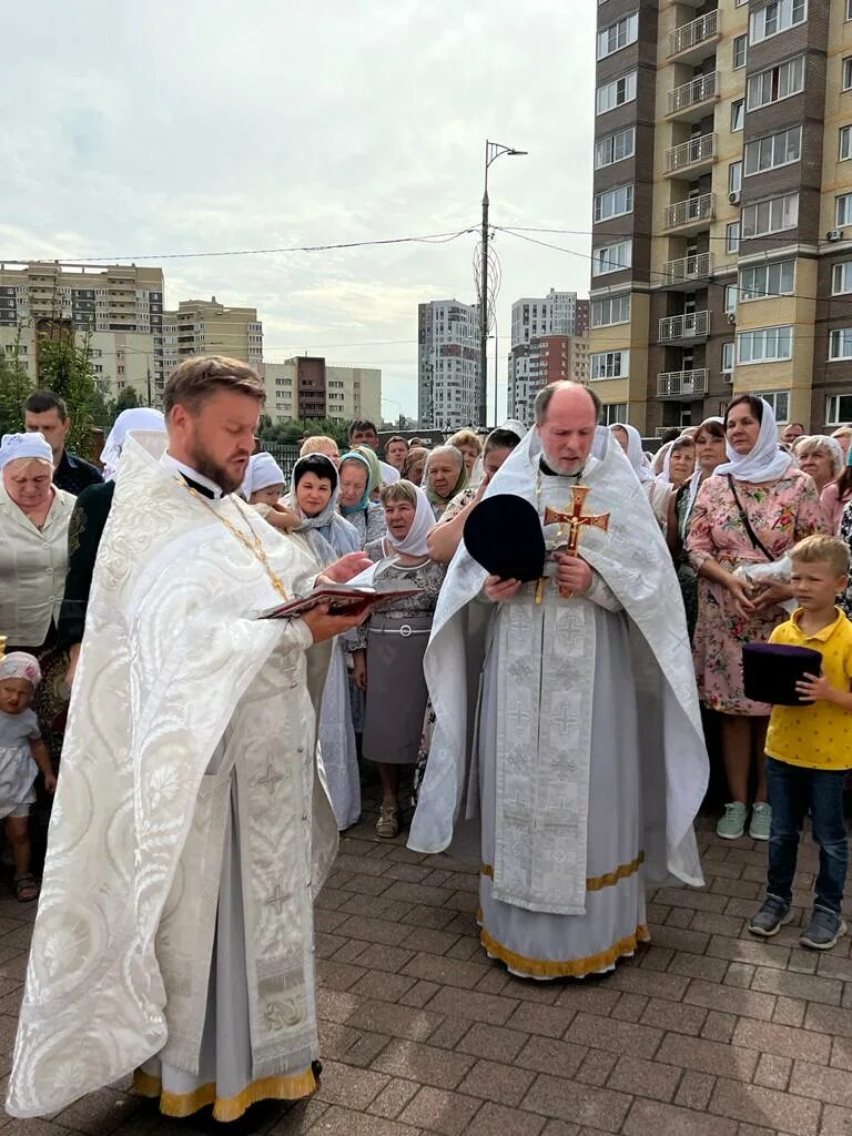Настоятель храма преображения господня в коммунарке. Храм в коммунарке расписание богослужений преображения господня. Храм преображения господня в коммунарке внутри. Храм вознесения господня коммунарка. Коммунарка храм преображения расписание.