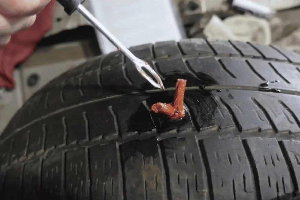 Боковой порез шины. Прокол колеса автомобиля. Ремонт шины отзывы. Ремонтные жгуты для шин. Порез колеса.