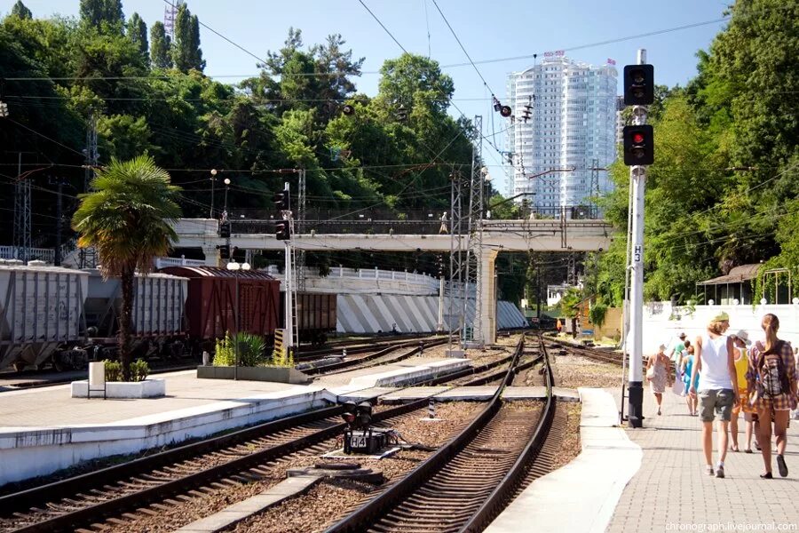 Железная дорога в сочи. ЖД вокзал Сочи платформа. Платформа Туапсе вокзал. Сочи вокзал платформы. ЖД станция Мацеста.