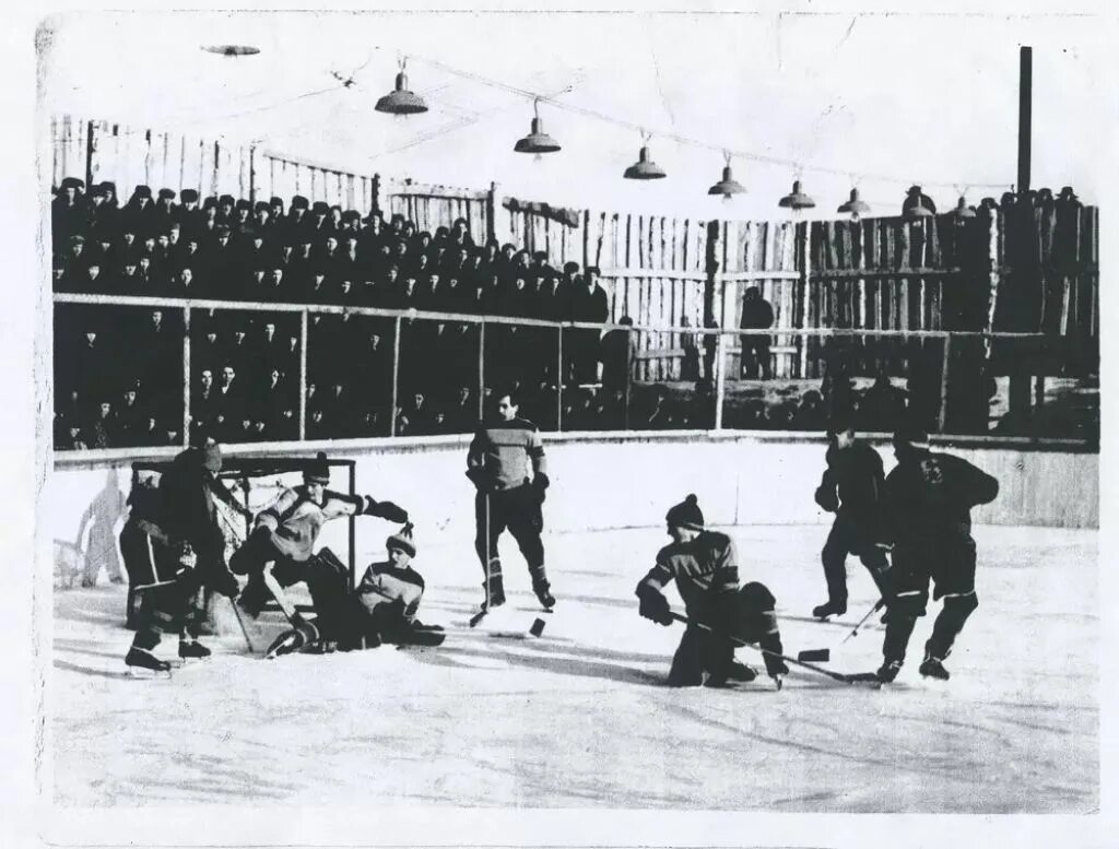 Первая хоккейная команда. Первая хоккейная команда Канады 1904. Зарождение хоккея. Первый матч по хоккею с шайбой. Первый хоккейный матч.