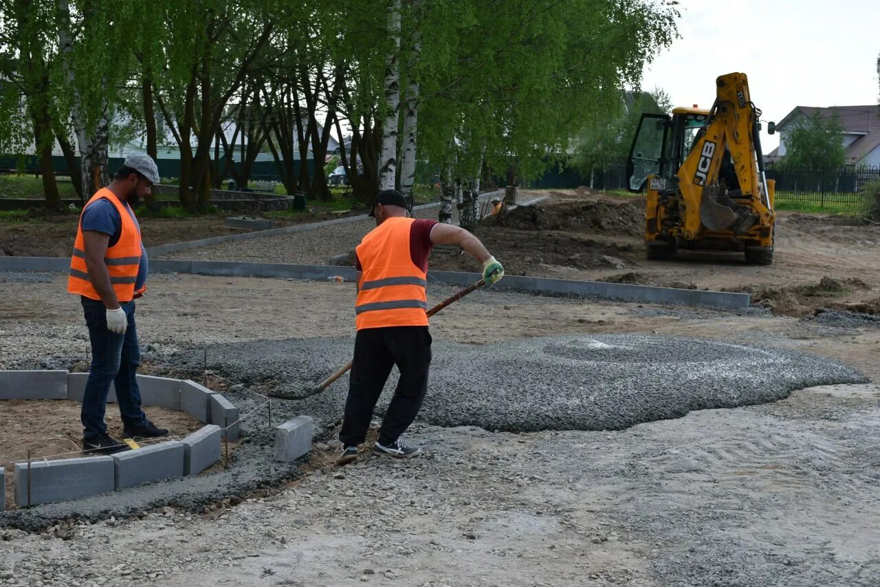 Посмотрел ход работ. Посмотрел ход работ. Стандарт благоустройства дворовых территорий. Обустройство дороги. Радужный тверь.