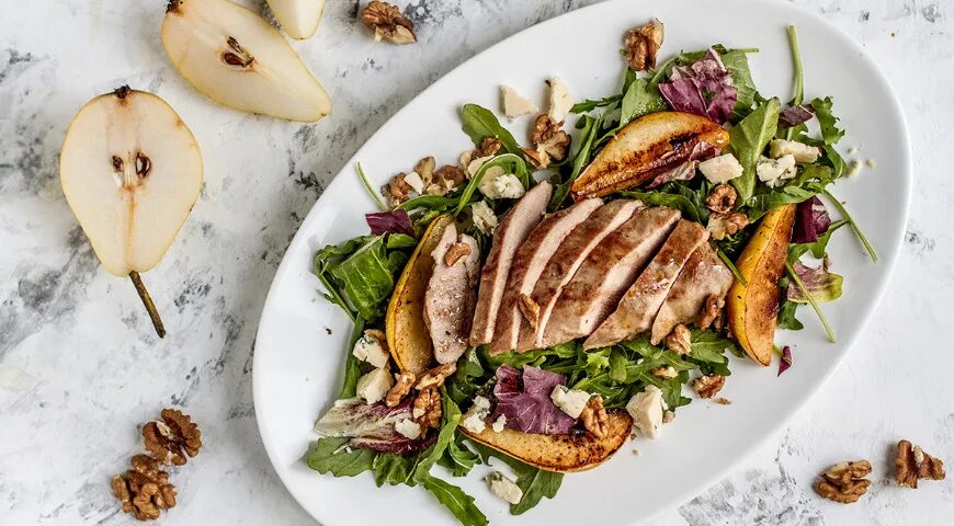 Утиная грудка магре с грушей. Утиная грудка с грушей фламбе. Утиная грудка мишлен. Грудка с грушей. Куриное филе с грушей.