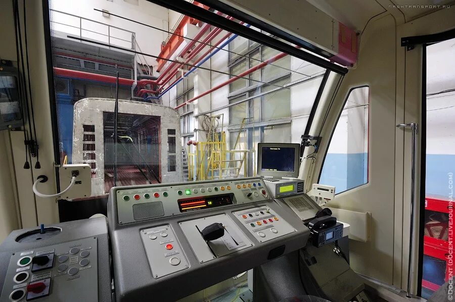 Кабина машиниста метро 40е. Па ксд 81-717. Машинист поезда метро. Машинисты московского метрополитена 2021. Машинисты московского метрополитена 2021.