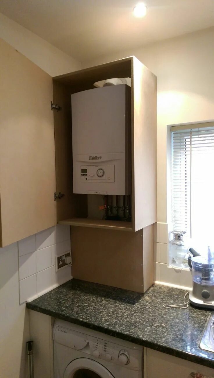 Можно ли спрятать газовую колонку в шкаф. Двухконтурный котел на кухне. шкаф для настенного газового котла. настенный газовый котел на кухне. кухня с отопительным котлом.