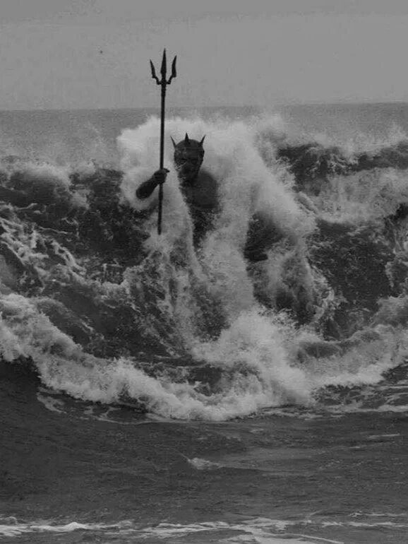 Статуя нептуна на гран канарии. Статуя нептуна в испании на пляже. Статуя нептуна в испании. Статуя посейдона в испании. Статуя посейдона на канарских островах.