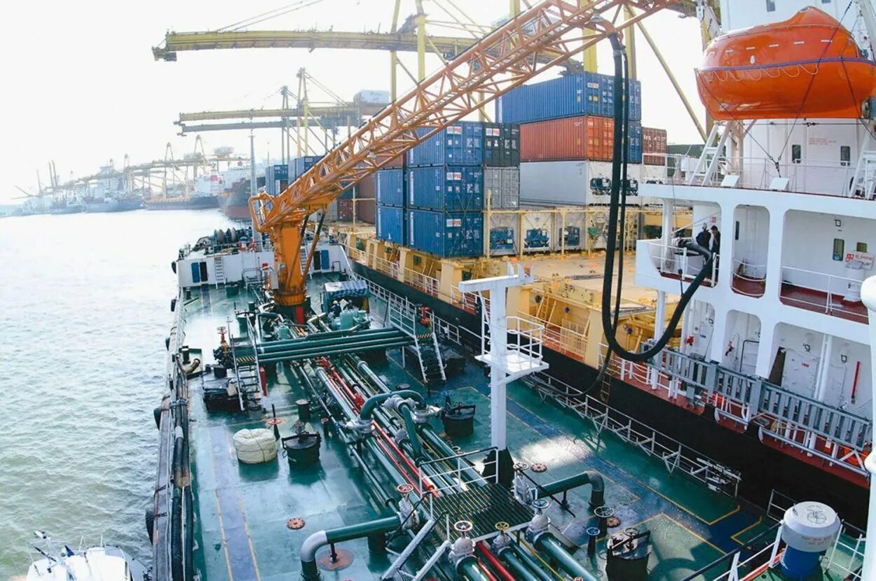 Бункеровка топлива. Баржа бункеровщик спг. Топливо для судов. Бункеровка спг. Бункеровка судна топливом.