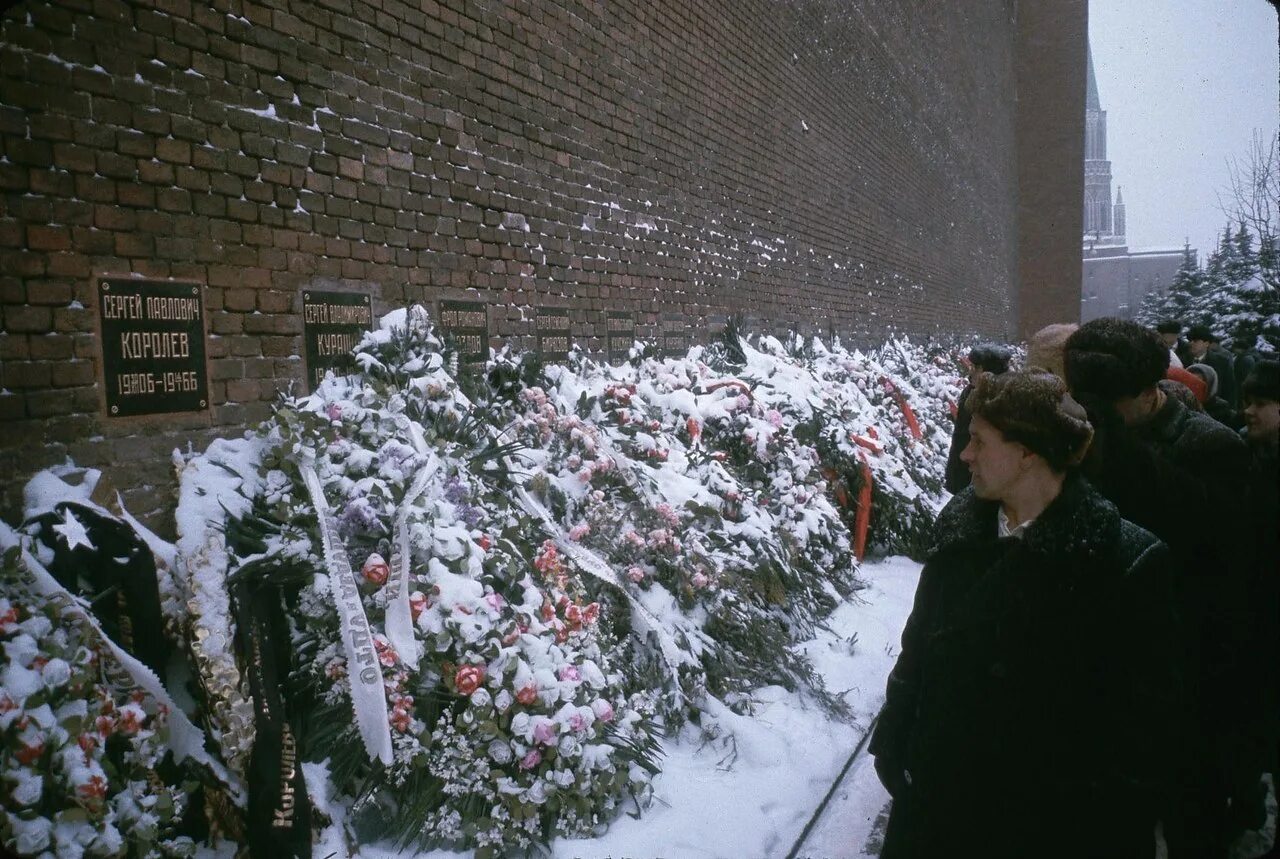 Похороненные ссср. Могила Джона Рида у кремлевской стены. Некрополь у кремлёвской стены. Захоронение королёва у кремлёвской стены. Колумбарий в Москве в кремлевской стене.