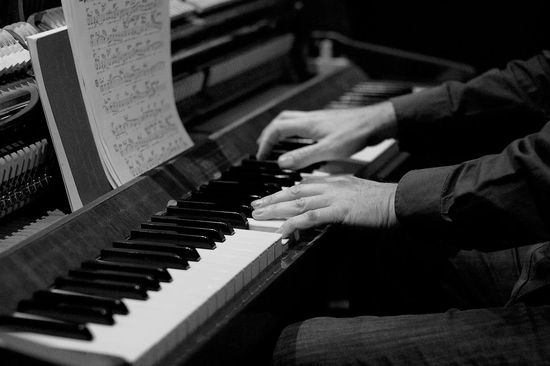 "relaxing piano music" && ( исполнитель | группа | музыка | music | band | artist ) && (фото | photo). Слушать мелодии фортепиано. Руки на пианино. Фортепиано. Игра на фортепьяно.