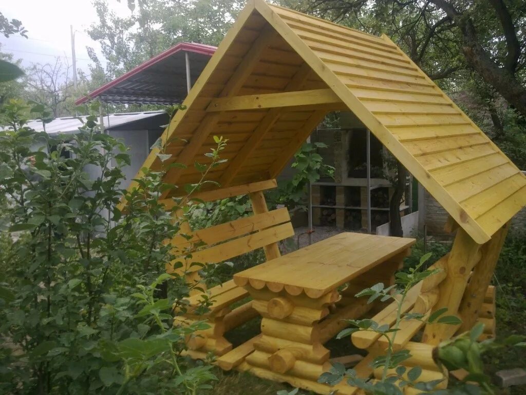 Мебелб для манс арды с двухскатно крышей. Мансардная комната. Кабинет в мансарде в загородном доме. Мастерская на мансарде. Стол у окна на мансарде.