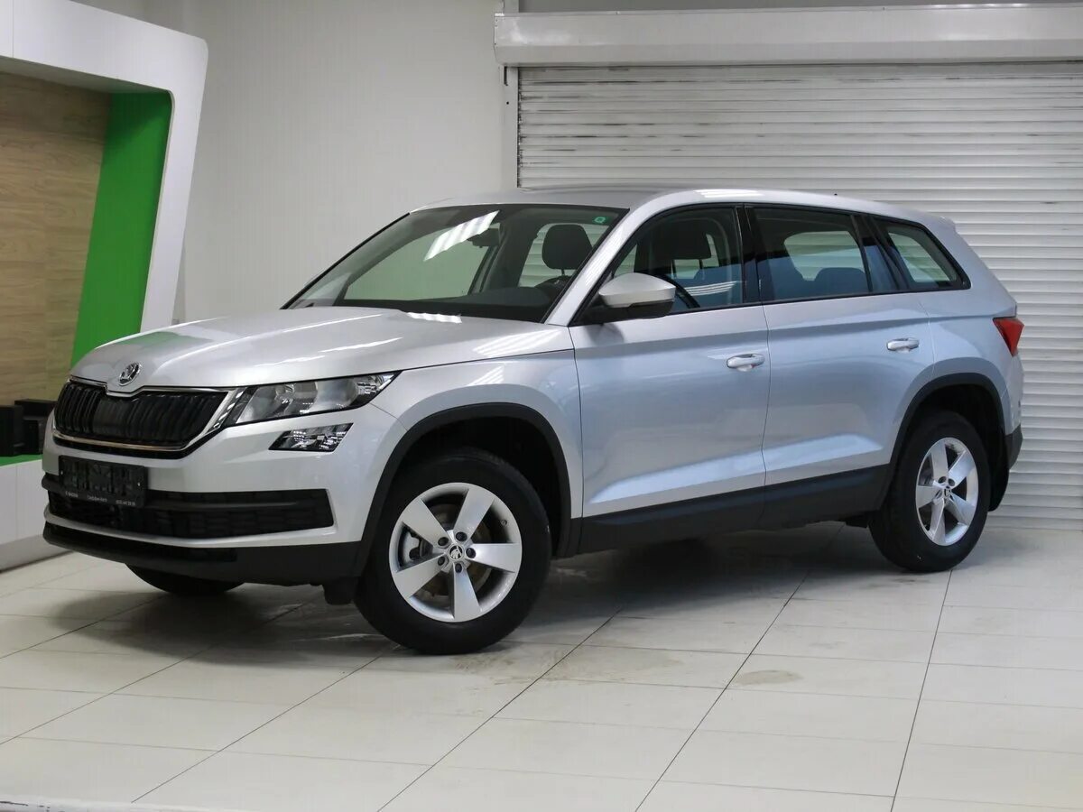 Кодиак б у купить. Skoda Kodiaq серебристый металлик. Серебристый Brilliant металлик Kodiaq. Шкода Кодиак 2018. Skoda Kodiaq Brilliant Silver.