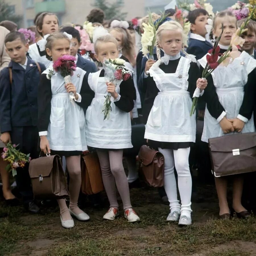 Сентября прийти в школу. Девчонки 1 сентября на линейке в школе. Форма для первоклашек. Советские школьники на линейке 1 сентября. Школьники в форме на линейке.