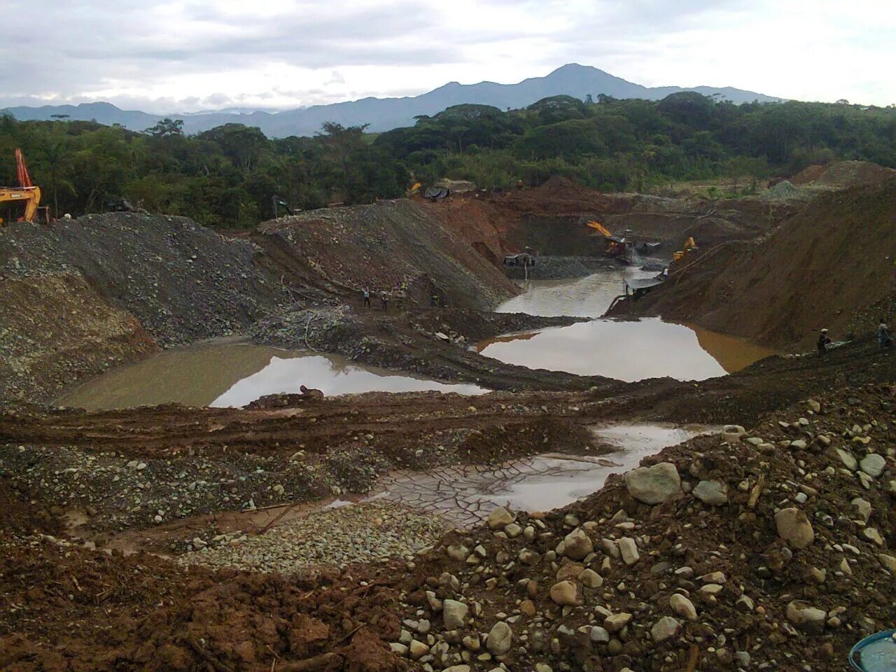 Добыча платины. Экология Колумбии. Добыча полезных ископаемых в Колумбии. Добыча платины в Колумбии. Природные ресурсы Колумбии.
