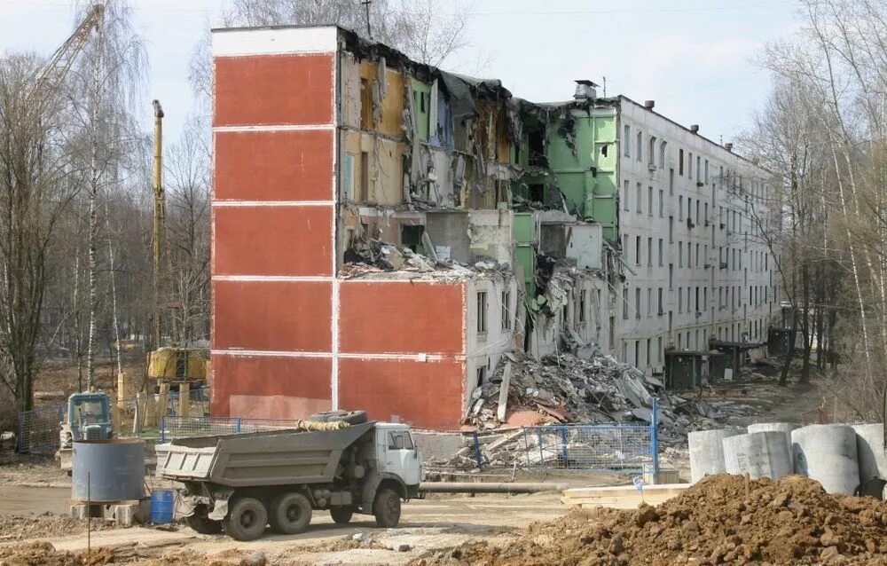 Хрущевка реновация в москве. Реновация хрущевок в москве. Разрушенные хрущевки. В москве сносят хрущевки. Снос панельных.